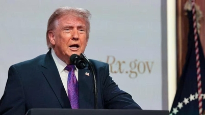 Prezident Trump útok odkládá, věří v možnost dosáhnout dohody s Íránem.