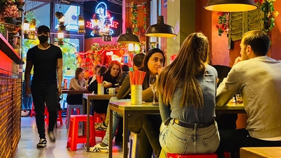 Plastikowe stoły i krzesła, pokruszone naczynia z ryżem i rzut oka na Ho Chi Minh w Berlinie.