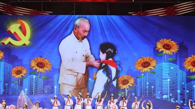 Hai Phong: Večer 19. května se konal umělecký program s názvem „Jméno Ho Či Mina září navždy“.