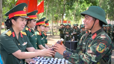 An Giang: Eğitim sahasındaki su şişeleri, yeni askerlerin daha istekli bir şekilde eğitim görmelerine yardımcı oluyor.