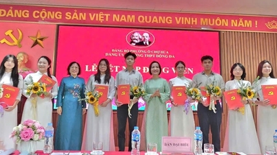 Dong Da High School admits 8 outstanding students into the Party.