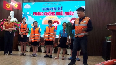 Herr Pham Quoc Viet delade med sig av sina drunkningsfärdigheter på Nguyen Trai Primary School.
