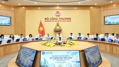Fotogalerij: Minister van Industrie en Handel Le Manh Hung in gesprek met de afdeling Import en Export.