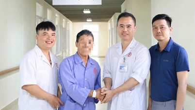 Seorang pria berusia 73 tahun di Hai Phong diselamatkan setelah tiba-tiba mengalami serangan jantung dan gagal sirkulasi sebelum sampai di ruang intervensi.