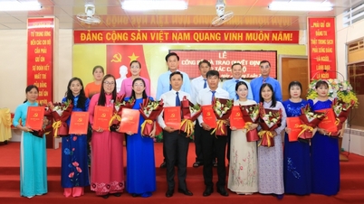 Đảng ủy phường Mỹ Thới trao quyết định công tác cán bộ