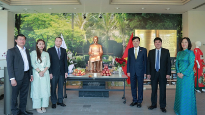 Vietnamese expats in Japan bieden wierook aan ter nagedachtenis aan president Ho Chi Minh.