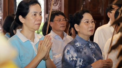 Președinta Uniunii Femeilor din Vietnam, Le Thi Thuy, oferă tămâie la debarcaderul fără număr K15 din Hai Phong.