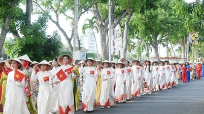 ドンタップ：600人以上の女性が伝統的なアオザイを身にまとい、パレードを行い、民族舞踊を披露した。