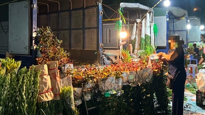 El mercado ilegal situado detrás del cementerio de Ha Tri ha sido desmantelado, lo que ha obligado a los vendedores a salir a la calle para vender sus productos.