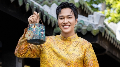 A hagyományos vietnami férfi ao dai "karizmája" Tet (vietnami újév) idején.