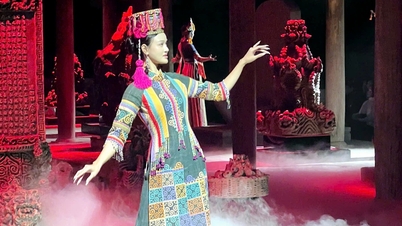 Peragaan busana yang menampilkan gaun tradisional Vietnam ao dai dalam latar keramik.