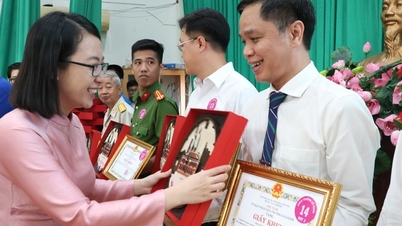 Hô Chi Minh-Ville : L'arrondissement de Gia Dinh félicite 120 personnes exemplaires pour leur enseignement du président Hô Chi Minh.