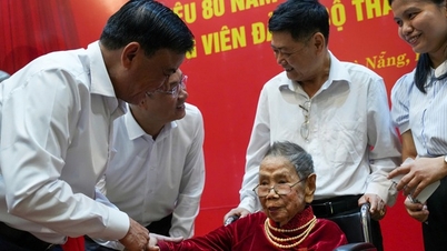 Het Permanent Comité van het Centraal Comité van de Partij heeft in Da Nang de insigne voor 80 jaar partijlidmaatschap uitgereikt aan partijleden.