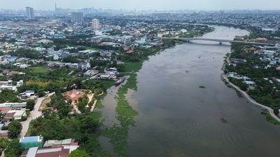 Eski Binh Duong eyaletinden geçen Saigon nehir kıyısı yolunun, genişlemeden önceki halinin yakın çekim görüntüsü.