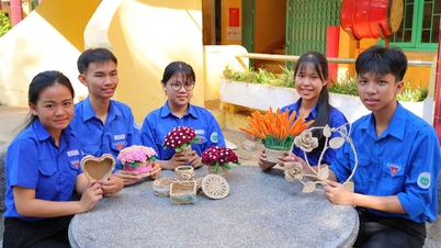 प्लास्टिक के बेकार पड़े रैपरों को हस्तशिल्प में परिवर्तित करके उन्हें नया जीवन देना।
