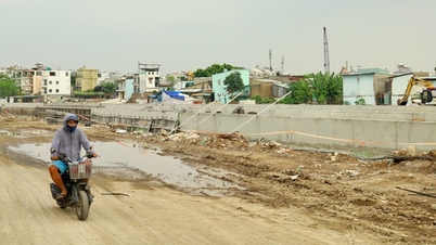وان لینگ یونیورسٹی سے گزرنے والی زوئن تام نہر کا حصہ بتدریج شکل اختیار کر رہا ہے۔