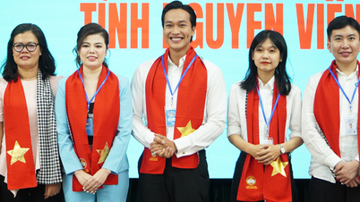 Många kända konstnärer ansluter sig till volontärteamet på en avdelning i Ho Chi Minh-staden.