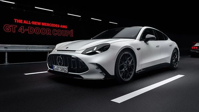 De Mercedes-AMG GT 4-Door Coupé laat de V8-benzinemotor achterwege en concurreert daarmee met de Porsche Taycan.