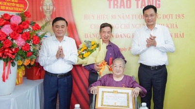 លោក ត្រឹន កឹមទូ សមាជិកអចិន្ត្រៃយ៍នៃលេខាធិការដ្ឋានគណៈកម្មាធិការកណ្តាលបក្ស ប្រគល់ផ្លាកសញ្ញាសមាជិកភាពបក្ស ៨០ ឆ្នាំ
