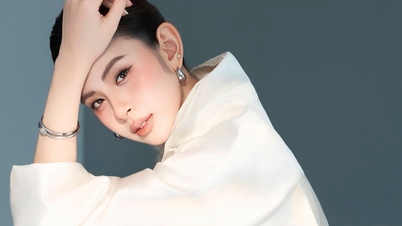 Huong Lien, "nuora di una famiglia benestante", indossa un completo interamente bianco, che le conferisce un aspetto elegante e raffinato.