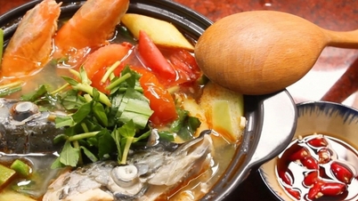 Es ist Pflaumensaison, also geben Sie ein paar Pflaumen zu dieser Art von Fischeintopf; die erfrischende Säure wird den fischigen Geruch vollständig überdecken.