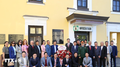 V České republice se konal slavnostní ceremoniál položení věnců na památku prezidenta Ho Či Mina.
