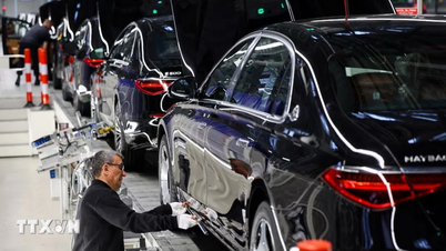 Una doppia crisi minaccia il polo economico europeo.
