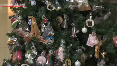 Este singular árbol de Navidad está decorado con objetos olvidados en los trenes.