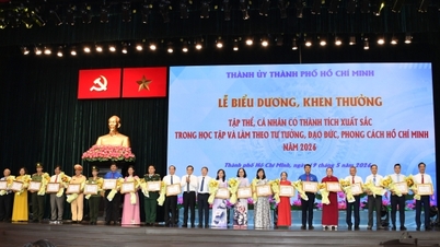 Ho Chi Minh Şehri: Başkan Ho Chi Minh'in öğretilerini inceleyen ve uygulayan 358 topluluk ve birey takdir edildi.