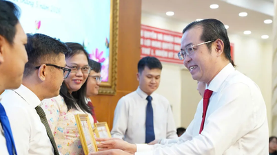 លោក Dien Hong Ward សរសើរបុគ្គលគំរូក្នុងការសិក្សា និងអនុវត្តតាមការបង្រៀនរបស់លោកប្រធានហូជីមិញ។