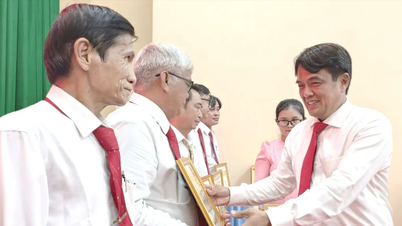 ບ້ານຮວ່າເລີຍ ມອບຫຼຽນກາພັກໃຫ້ແກ່ສະມາຊິກພັກຜູ້ມີປະສົບການ.