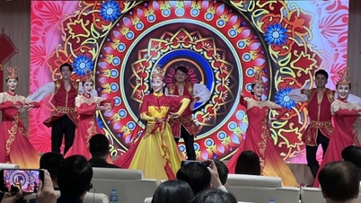 Memperkenalkan budaya Xinjiang, sebagai respons kepada Tahun Kerjasama Pelancongan Vietnam-China.