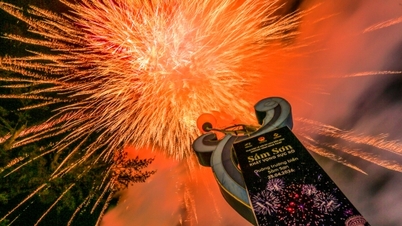 I fuochi d'artificio hanno illuminato la notte al festival sulla spiaggia di Thanh Hoa.