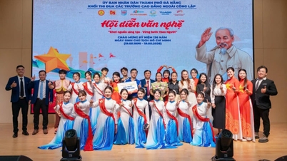 Il Vietnam College of Medical and Pharmaceutical Technology ha vinto il primo premio al concorso di performance "Seguendo con fermezza le orme del leader".