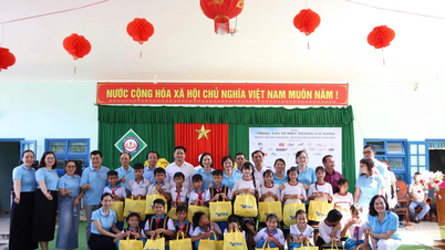 A Da Nang sono stati donati oltre 200 regali agli studenti appartenenti all'etnia Cor.