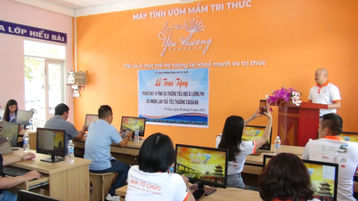 Donazione di 24 computer alle scuole primarie della provincia montuosa di An Giang.