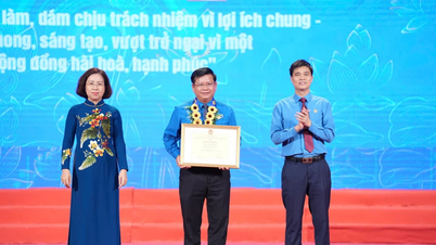 ຮອງສາດສະດາຈານ ດຣ. ດິ່ງວັນເຈົາ ໄດ້ຮັບໃບຢັ້ງຢືນຍ້ອງຍໍຈາກສະຫະພັນໃຫຍ່ແຮງງານຫວຽດນາມ.