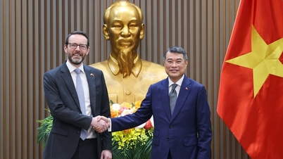 Perdana Menteri Le Minh Hung menerima Duta Besar Inggris: Bermitra dengan Vietnam dalam membangun pusat keuangan internasional.