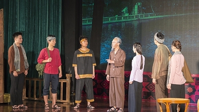 การแสดงศิลปะพิเศษเพื่อเป็นการสรรเสริญประธานาธิบดีโฮจิมินห์ยังคงดำเนินต่อไปโดยไม่เสียค่าใช้จ่าย