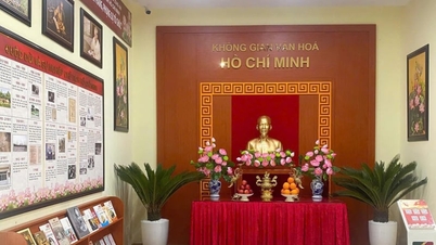 De vestiging van Agribank in Noord-Long An lanceert de "Ho Chi Minh Culturele Ruimte", waarmee de waarden van leren van en het volgen van het voorbeeld van president Ho Chi Minh worden verspreid.