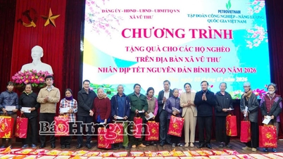 Hung Yen eyaletinin (eski adıyla Thai Binh eyaleti) Vu Thu beldesinde, Ulusal Meclis Başkan Yardımcısı yoksul ailelere Tet hediyeleri dağıttı.