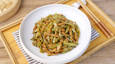 Vegetables like this, a storehouse of electrolytes, rich in potassium, good for the stomach, and stir-fried briefly, become a deliciously crispy dish.