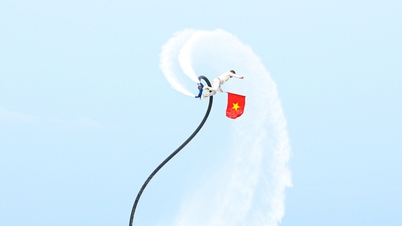 Zapierający dech w piersiach pokaz flyboardu, pierwszy tego rodzaju, nad Morzem Da Nang.