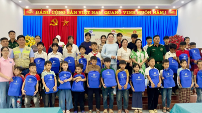 ກຳແພງເມືອງ: ບໍລິຈາກຊຸດຂອງຂວັນ 246 ຊຸດໃຫ້ແກ່ຄອບຄົວ ແລະ ນັກຮຽນທີ່ດ້ອຍໂອກາດ.