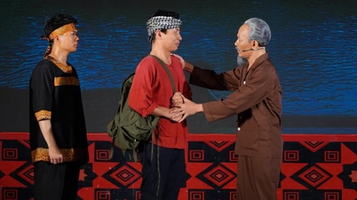 Mieszkańcy Cao Bang mieli łzy w oczach, oglądając specjalny program artystyczny o prezydencie Ho Chi Minhu.