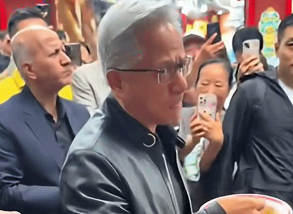 Der CEO von Nvidia steht bei 30 Grad Celsius in Peking und isst billige Nudeln, während er eine Lederjacke trägt.
