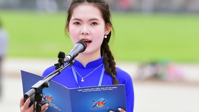 리투쫑 상을 수상한 대표단은 호찌민 주석에게 자신들의 업적을 보고한다.