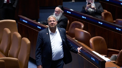 שר ישראלי פרסם סרטון של קבוצת אנשים ברכבת לעזה כשידיהם קשורות וכורעים ברך.