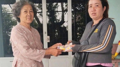 Starší žena, téměř 80 let, sbírala peníze a výherní losy a vracela je pouličním prodejcům.