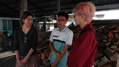 Guias turísticos jovens são muito requisitados para passeios pelas aldeias de artesanato tradicional no Delta do Mekong durante o feriado do Tet.